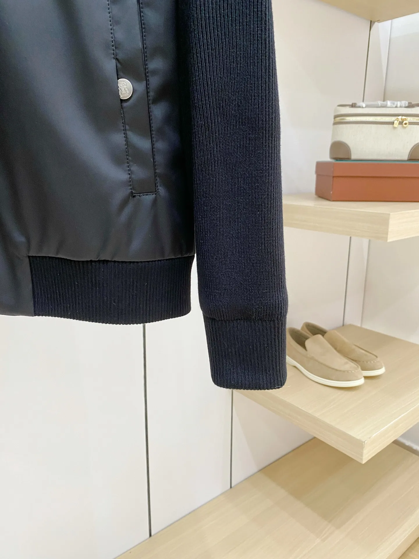 BC Spliced ​​Knit Sleeve Baseball Jacket Style: Classic baseball stand collar short version, H-shaped fitting cut, not tight or bloated. The body of the garment is neat, with knitted ribbed collar, cuffs and hem, and a certain amount of elasticity, allowing for freedom of movement. It is suitable for both business and leisure, and fits most men's body shapes. Fabric: The body is made of smooth and crisp windproof fabric, which is wrinkle-resistant and easy to care for; the sleeves are made of fine vertical grain knitted fabric, which combines softness and hardness, taking into account the stiffness and softness of wearing. The upper body is Lightweight, suitable for spring and autumn. Craftsmanship: The splicing of the body and knitted sleeves is smooth and the transition is natural; the metal zipper is smooth and smooth, and the side pockets are equipped with metal snaps for safe storage. The ribbing is dense and not easy to deform, the whole piece is neatly routed, and there are no unnecessary fancy decorations, making it simple and high-end. Color: Navy Blue, Black, Cream White, Army Green, four colors, low saturation and calm color, suitable for suit trousers, casual pants, jeans, and Versatile. Sizes:M-4XL